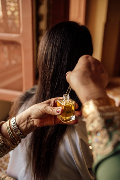 Applicazione dell'olio di argan puro sui capelli