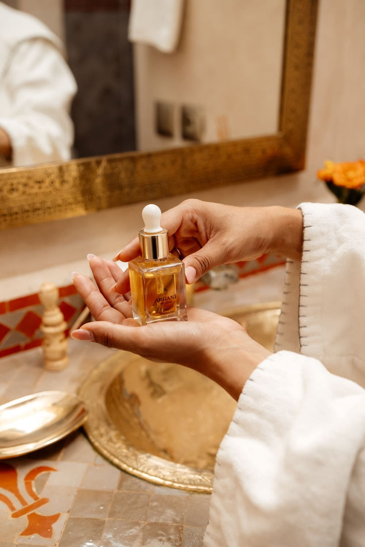 Applicazione quotidiana dell'olio di argan puro sul viso